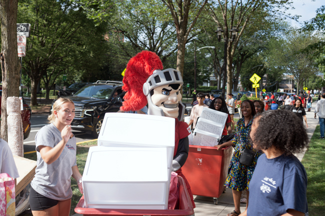 Photo showing Honors College Move-In Day and families with Sir Henry