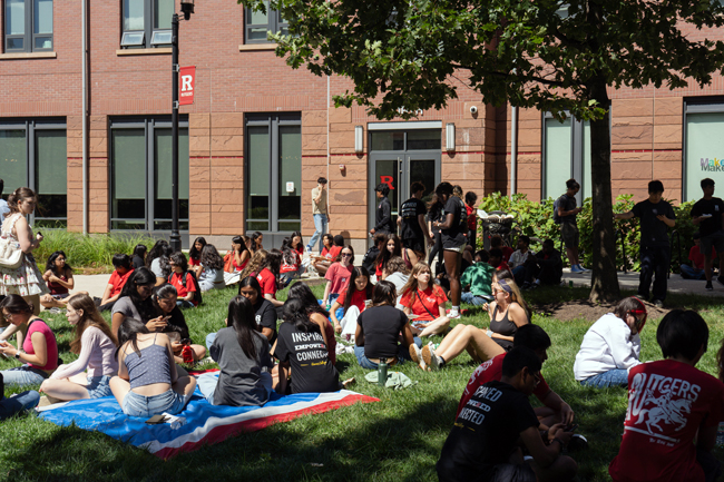 Photo showing an Honors College Barbecue event at the courtyard