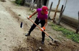 Chiamaka (’19, SEBS/HC) doing service work in Honduras