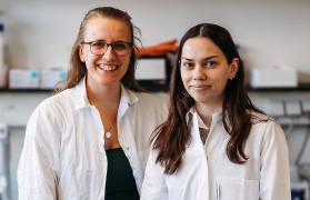 Photo showing Rutgers student Paola Kotori (right) who was paired with doctoral student Catharina Gronkowsky during her time at research institute Forschungszentrum Jülich.